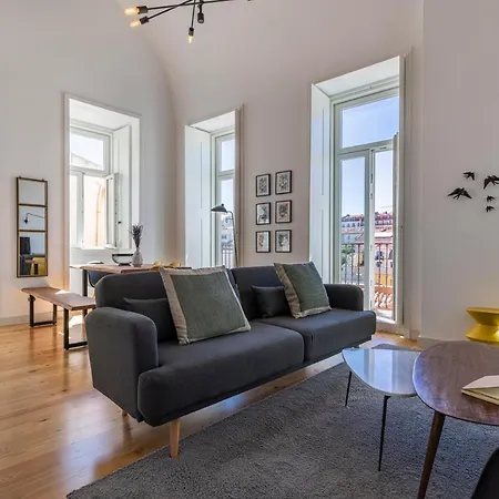 Spacious 3Bdr Apartment With Balcony By Lovelystay דירה