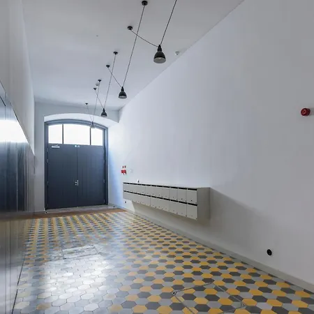 Apartment Glamorous 3bdr In Center By Lovelystay