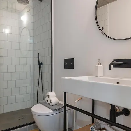 Apartment Glamorous 3bdr In Center By Lovelystay *
