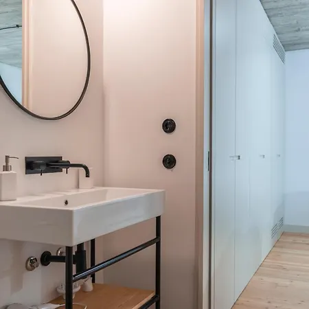 Spacious 3Bdr Apartment With Balcony By Lovelystay *