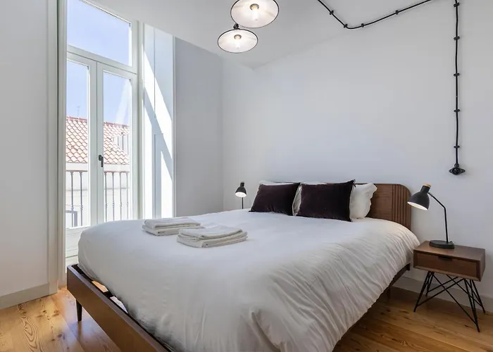 Glamorous 3bdr In Center By Lovelystay